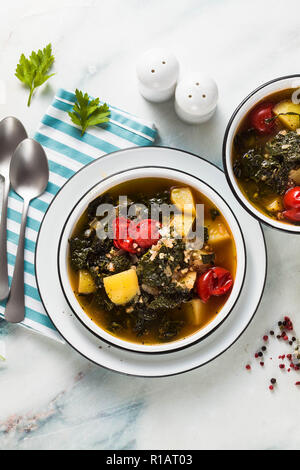 Hiver vegan soupe de chou au sarrasin , tomates cerises et pommes de terre. savoureux des légumes pour toute la famille Banque D'Images