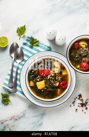 Hiver vegan soupe de chou au sarrasin , tomates cerises et pommes de terre. savoureux des légumes pour toute la famille Banque D'Images