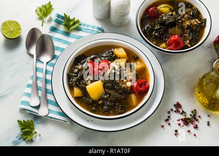 Hiver vegan soupe de chou au sarrasin , tomates cerises et pommes de terre. savoureux des légumes pour toute la famille Banque D'Images