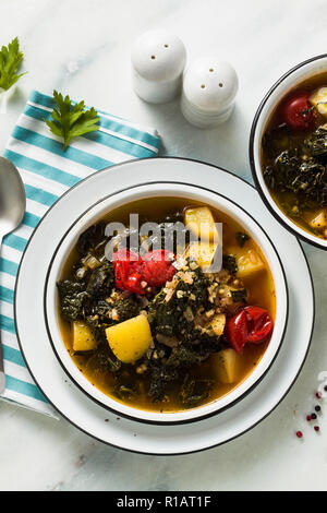 Hiver vegan soupe de chou au sarrasin , tomates cerises et pommes de terre. savoureux des légumes pour toute la famille Banque D'Images