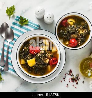 Hiver vegan soupe de chou au sarrasin , tomates cerises et pommes de terre. savoureux des légumes pour toute la famille Banque D'Images