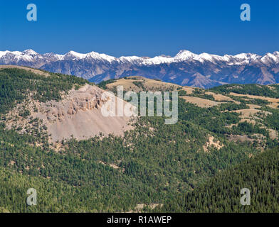 Les sommets enneigés de la gamme madison vue de la plage de gravier près de Cliff lake, Montana Banque D'Images