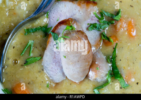 Zurek polonais ou soupe de légumes avec saucisses et garnir de persil. Banque D'Images