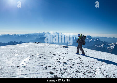Un homme se dresse au sommet du mont Elbrouz Banque D'Images