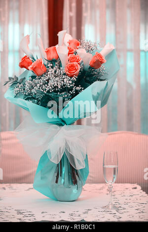 Luxuriant et frais bouquet de roses et de lis calla Banque D'Images