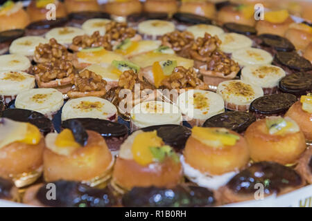 La sélection du bac de petit fours pâtisseries dessert disposées en cercle Banque D'Images