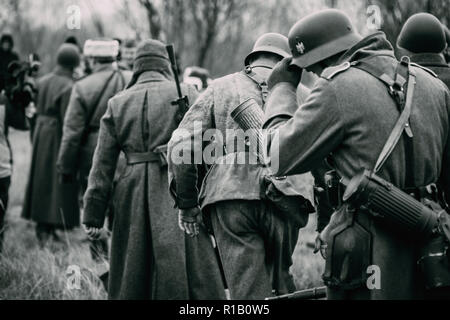 Soldats allemands en captivité, rendez-vous en ligne pour les soldats soviétiques Banque D'Images