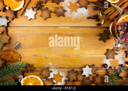 Composition de Noël - Christmas, anis, cannelle et vin chaud sur table en bois Banque D'Images