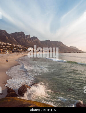 Vie de camps bay au coucher du soleil des surfeurs Banque D'Images