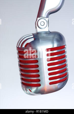 Microphone vintage silver avec membrane rouge ?perdre jusqu'à un arrière-plan vintage gris Banque D'Images
