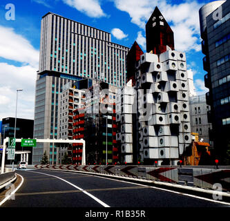 La conduite sur autoroute à passé Nakagin Capsule Tower, Ginza, Tokyo, Japon. Pas de PR Banque D'Images