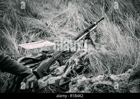 Gomel, Bélarus - 26 novembre 2017 : mitrailleuse légère de production tchèque pour la reconstruction de combats à Gomel sur image en noir et blanc Banque D'Images
