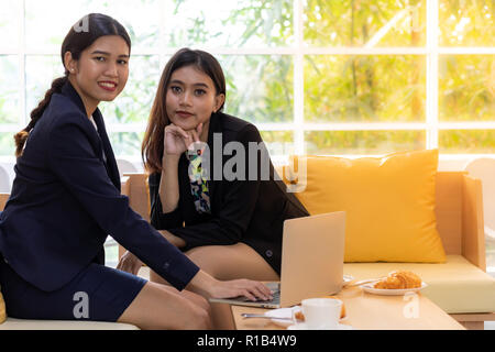 Businesswoman woking loin de bureau à cafe en utilisant tablet Banque D'Images