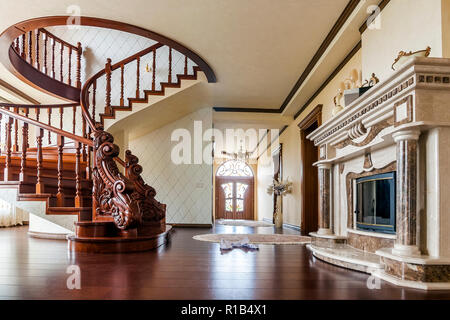 L'architecture moderne avec des intérieurs de luxe élégant classique couloir avec escalier en bois brillant en staps maison moderne Banque D'Images