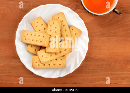 Une photo de sablés écossais, biscuits, tourné par le haut sur un fond rustique avec une tasse de thé vintage et copy space Banque D'Images