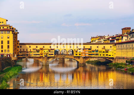 Le Ponte Vecchio et du corridor de Vasari à Florence, Toscane, Italie et de réflexion dans l'Arno Banque D'Images
