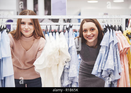 Belle jeune femme à l'hebdomadaire marché tissu - Meilleurs amis partager temps libre s'amuser et faire du shopping dans la vieille ville dans une journée ensoleillée - copines profiter de la vie de tous les instants Banque D'Images