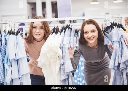 Belle jeune femme à l'hebdomadaire marché tissu - Meilleurs amis partager temps libre s'amuser et faire du shopping dans la vieille ville dans une journée ensoleillée - copines profiter de la vie de tous les instants Banque D'Images