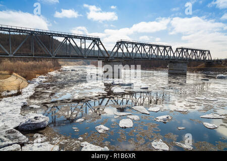 La dérive sur la Rivière du Sud, Chulman Yakoutie, Russie Banque D'Images