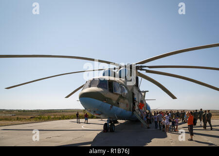 Formation KADAMOVSKIY TERRE, région de Rostov, en Russie, le 26 août 2018 : hélicoptère militaire universelle de transport MI-26 Banque D'Images