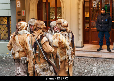 Les gens qui portent un costume de Davy Crocket dans et l'trapeurs à Lucerne, Suisse Carnaval Banque D'Images