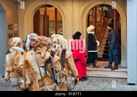 Les gens qui portent un costume de Davy Crocket dans et l'trapeurs à Lucerne, Suisse Carnaval Banque D'Images