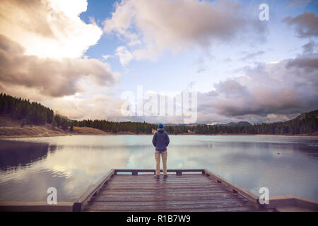 L'homme sur montagnes lac Banque D'Images