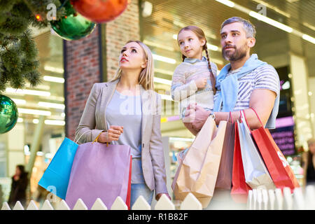 Les parents avec girl shopping de Noël Banque D'Images