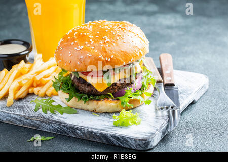 Deux des galettes de pommes de terre sur une table en pierre Banque D'Images