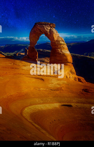 Delicate Arch contre le ciel étoilé à Arches National Park, Utah. Banque D'Images