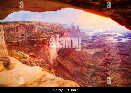 Donnant sur Buck Canyon de Mesa Arch dans Canyonlands National Park, en Utah. Banque D'Images