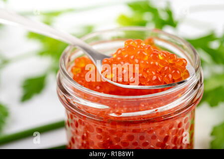 Caviar rouge sur la cuillère closeup Banque D'Images