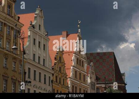 Anciens bâtiments de Wroclaw, temps nuageux Banque D'Images