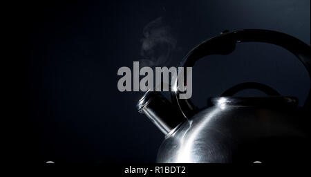 Électrique en sifflant, l'ébullition électrique, vapeur, isolé sur un fond noir Banque D'Images