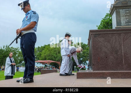 Darwin, Australie. 11Th Nov, 2018. L'Honorable Austin Ashe ACQC, ancien Administrateur du Territoire du Nord dépose une gerbe lors de la commémoration à l'occasion du Jour du Souvenir, pour le centenaire de l'Armistice, au cénotaphe de Darwin sur Parc du Bicentenaire de Darwin, Territoire du Nord, Australie - 2018.11.11 - Photo par Regis Martin Crédit : Regis Martin/Alamy Live News Banque D'Images