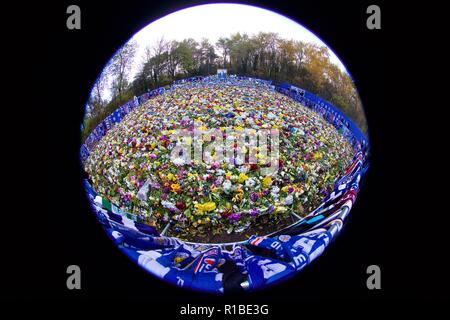 Leicester. 11Th Nov, 2018. Hommages à gauche pour Leicester City président Vichai Srivaddhanaprabha, décédé dans un accident d'hélicoptère à l'extérieur de la King Power Stadium, sont vus avant l'English Premier League match entre Leicester City FC et Burnley FC à la King Power Stadium à Leicester, Angleterre le 10 novembre 2018. Le jeu s'est terminé 0-0. Source : Xinhua/Alamy Live News Banque D'Images