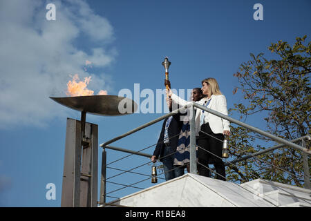 Athènes, Grèce. 10 Nov, 2018. Meilleur coureur de marathon de Gladys Cherono allume la flamme de l'aube de Marathon.Le Marathon d'Athènes est un authentique tournant annuel organisé dans la capitale de la Grèce en novembre elle attire les meilleurs coureurs à travers le monde entier pour participer à l'événement. Credit : Giorgos Zachos SOPA/Images/ZUMA/Alamy Fil Live News Banque D'Images