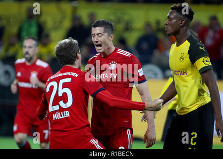 Dortmund, Allemagne. 10 Nov, 2018. Robert Lewandowski (2L) du Bayern Munich célèbre au cours de la Bundesliga match entre Borussia Dortmund et le Bayern de Munich à Dortmund, en Allemagne, le 10 novembre 2018. Borussia Dortmund a gagné 3-2. Credit : Joachim Bywaletz/Xinhua/Alamy Live News Banque D'Images