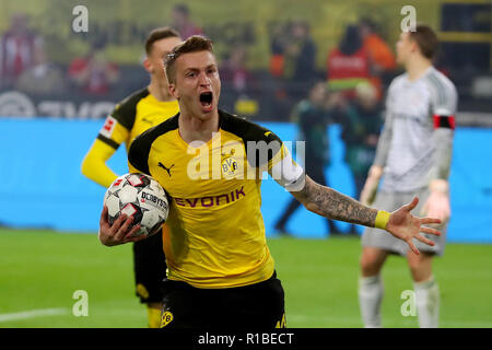 Dortmund, Allemagne. 10 Nov, 2018. Marco Reus (C) du Borussia Dortmund célèbre au cours de la Bundesliga match entre Borussia Dortmund et le Bayern de Munich à Dortmund, en Allemagne, le 10 novembre 2018. Borussia Dortmund a gagné 3-2. Credit : Joachim Bywaletz/Xinhua/Alamy Live News Banque D'Images