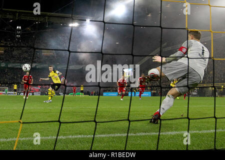 Dortmund, Allemagne. 10 Nov, 2018. Marco Reus (2e L) du Borussia Dortmund Bundesliga scores au cours du match entre le Borussia Dortmund et le Bayern de Munich à Dortmund, en Allemagne, le 10 novembre 2018. Borussia Dortmund a gagné 3-2. Credit : Joachim Bywaletz/Xinhua/Alamy Live News Banque D'Images