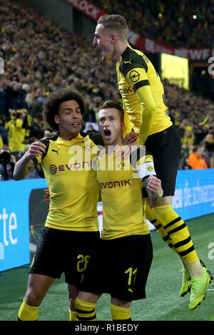 Dortmund, Allemagne. 10 Nov, 2018. Marco Reus (C) du Borussia Dortmund célèbre avec ses coéquipiers lors de la Bundesliga match entre Borussia Dortmund et le Bayern de Munich à Dortmund, en Allemagne, le 10 novembre 2018. Borussia Dortmund a gagné 3-2. Credit : Joachim Bywaletz/Xinhua/Alamy Live News Banque D'Images