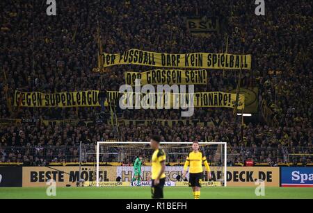 Dortmund, Allemagne. 10 Nov, 2018. firo : 10.11.2018 Football, Football : 1. Saison 2018/2019 Bundesliga, BVB Borussia Dortmund - FC Bayern Munich Munich 3 : 2 ventilateur, fans, fans, l'humeur, d'un drapeau, foulards, fans, ventilateur, la bannière, bannière, transparent, lettrage, protestation, super league | Conditions de crédit dans le monde entier : dpa/Alamy Live News Banque D'Images