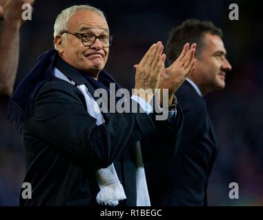 Leicester. 11Th Nov, 2018. L'ancien manager de Leicester City Claudio Ranieri répond aux partisans après l'English Premier League match entre Leicester City FC et Burnley FC à la King Power Stadium à Leicester, Angleterre le 10 novembre 2018. Le jeu s'est terminé 0-0. Source : Xinhua/Alamy Live News Banque D'Images