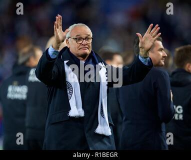 Leicester. 11Th Nov, 2018. L'ancien manager de Leicester City Claudio Ranieri répond aux partisans après l'English Premier League match entre Leicester City FC et Burnley FC à la King Power Stadium à Leicester, Angleterre le 10 novembre 2018. Le jeu s'est terminé 0-0. Source : Xinhua/Alamy Live News Banque D'Images