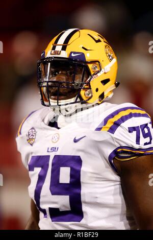 Fayetteville, Arkansas, USA. 10 Nov, 2018. Nov 10, 2018 : Centre de la LSU Lloyd Cushenberry # 79 coups au loin dans les stands. Défait LSU Arkansas 24-17 à Donald W. Reynolds Stadium à Fayetteville, AR, Richey Miller/CSM Crédit : Cal Sport Media/Alamy Live News Banque D'Images