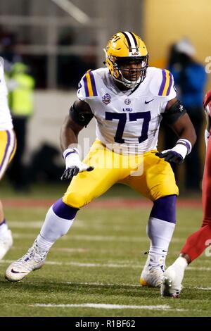 Fayetteville, Arkansas, USA. 10 Nov, 2018. Nov 10, 2018 : Saahdig Charles # 77 offensive LSU attaquer gouttes en col de protection.défait LSU Arkansas 24-17 à Donald W. Reynolds Stadium à Fayetteville, AR, Richey Miller/CSM Crédit : Cal Sport Media/Alamy Live News Banque D'Images