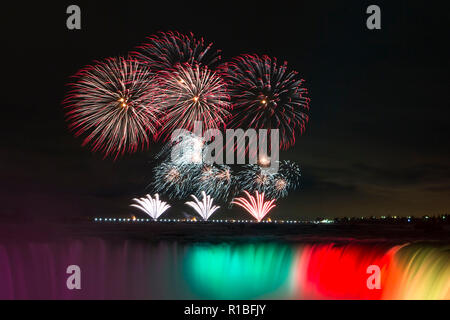 Beijing, le Canada. Nov 9, 2018. D'artifice sont vus sur les chutes du Niagara le premier jour des Cascades de feu Concours international de pyrotechnie de Niagara Falls, Ontario, Canada, 9 novembre 2018. Credit : Zou Zheng/Xinhua/Alamy Live News Banque D'Images