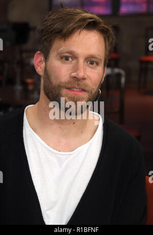 09 novembre 2018, en Rhénanie du Nord-Westphalie, Köln : l'Acteur Ken Duken est en studio après l'enregistrement de l'émission-débat WDR Kölner Treff. Photo : afp/Henning Kaiser Banque D'Images