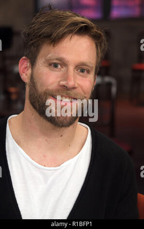 09 novembre 2018, en Rhénanie du Nord-Westphalie, Köln : l'Acteur Ken Duken est en studio après l'enregistrement de l'émission-débat WDR Kölner Treff. Photo : afp/Henning Kaiser Banque D'Images