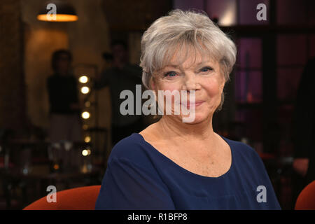 09 novembre 2018, en Rhénanie du Nord-Westphalie, Köln : l'actrice Grit Böttcher est assis dans le studio après l'enregistrement de l'émission-débat WDR Kölner Treff. Photo : afp/Henning Kaiser Banque D'Images